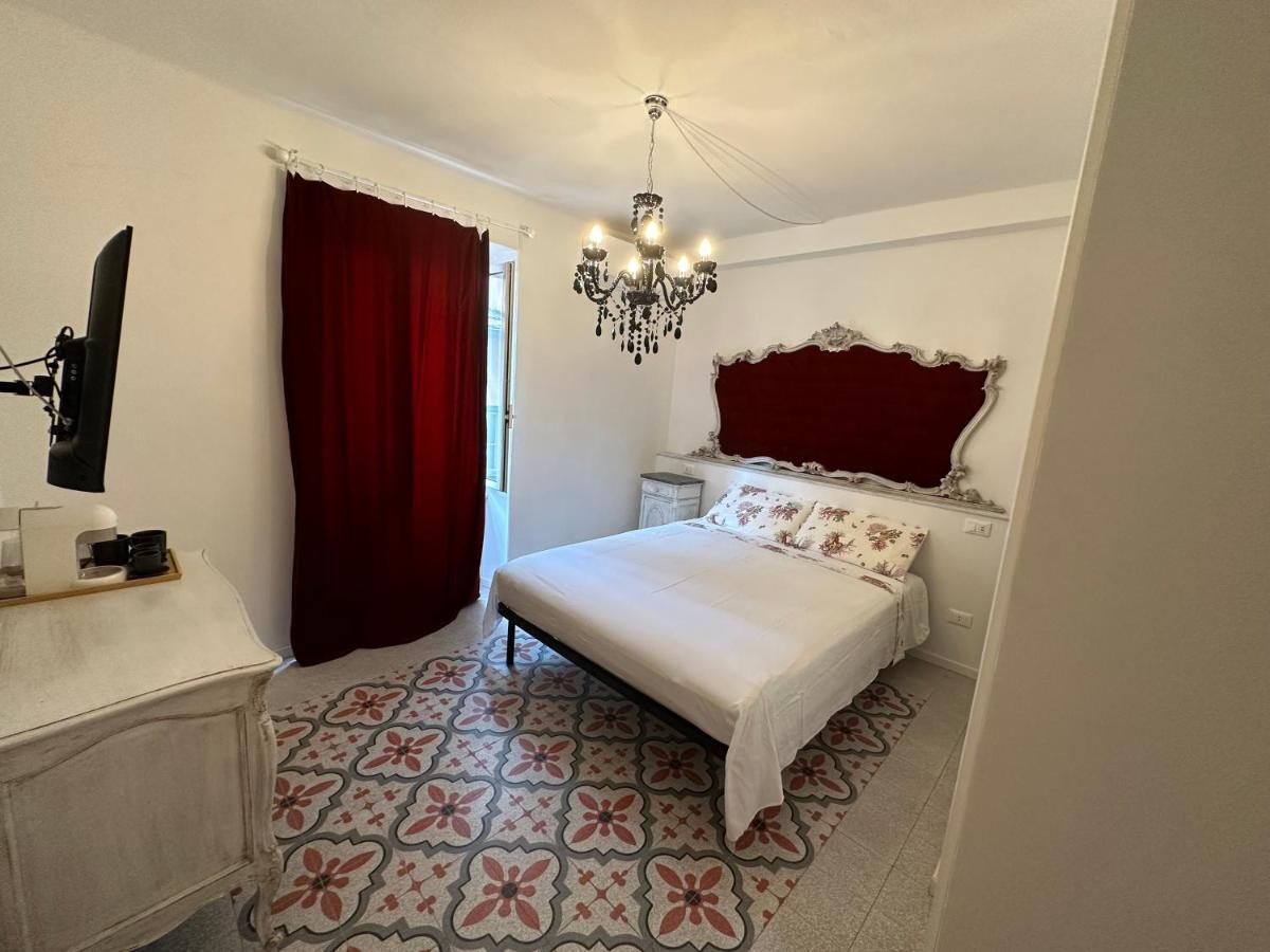 Bed and Breakfast Elegante Stanza Rossa Mottino23 Леричи Экстерьер фото